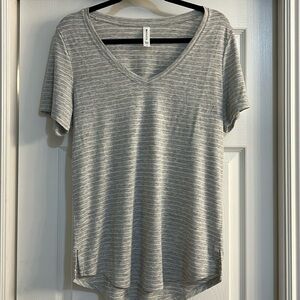 Athleta Women’s Size Large Breezy Scoop V Tee in Heathered Grey and White